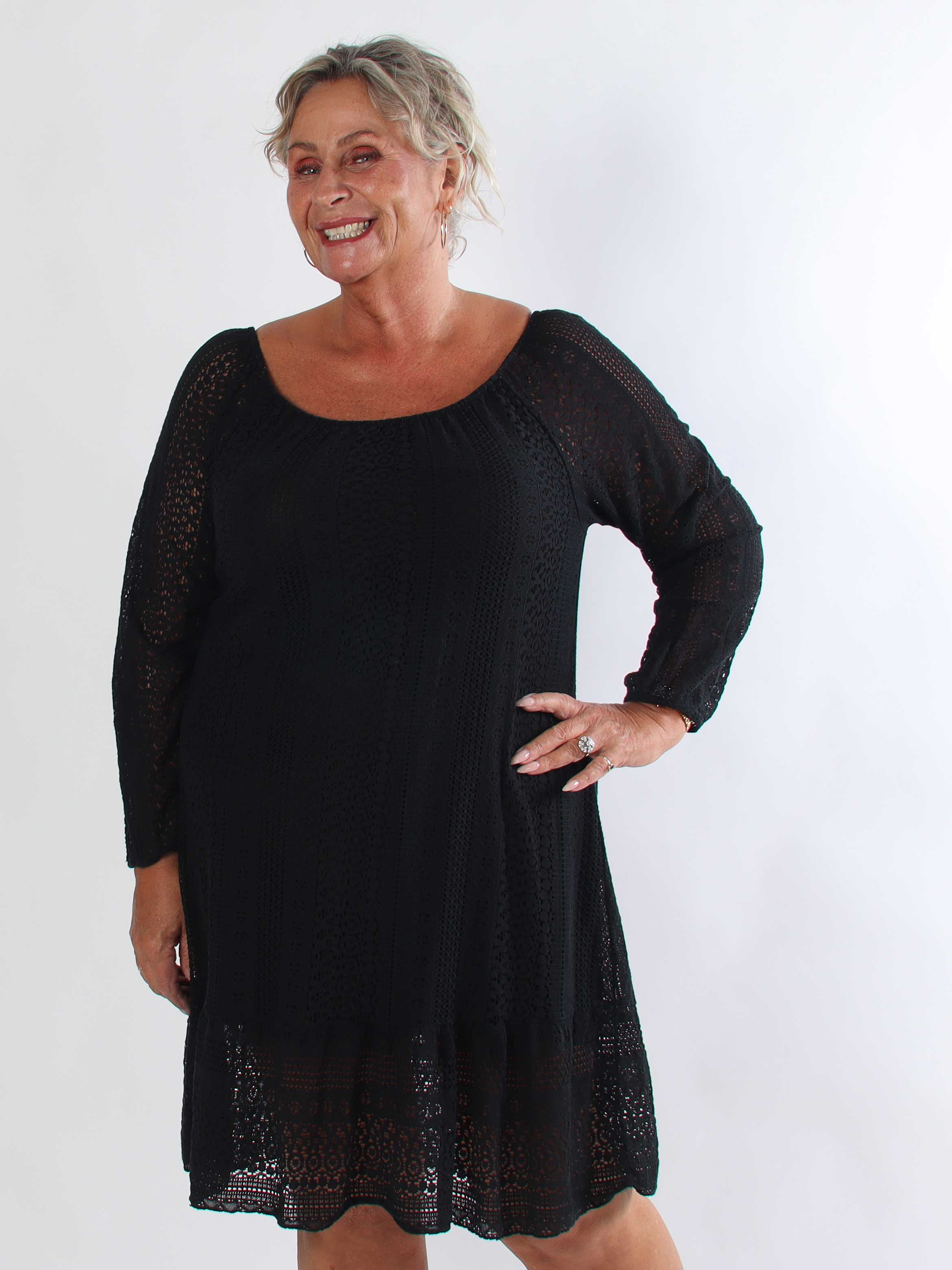 Galateia Long Sleeve – Feminin plus size klänning i mjuk bomullsspets